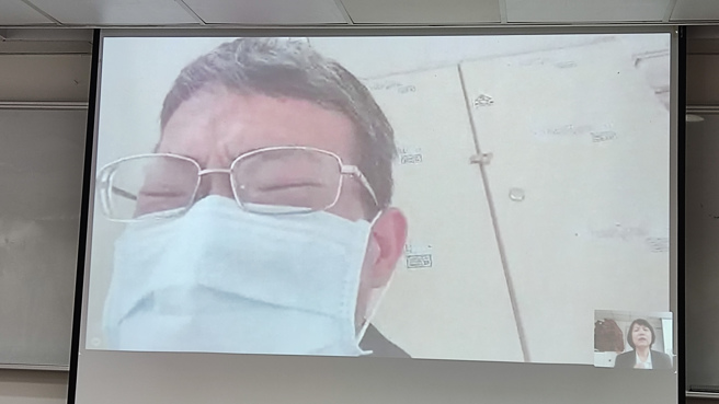 新北市国中生割颈案今（30）日宣判，少年犯杀人罪处有期徒刑9年，少女犯杀人罪处有期徒刑8年，被害人父亲透过视讯泣诉，「我完全无法接受！」已跟律师讨论将上诉。（高钧麟摄）