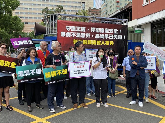 新北国中割颈案今天判决，国教行动联盟今天在立法院前陈情，声援受害人杨姓少年父亲继续上诉。（林志成摄）