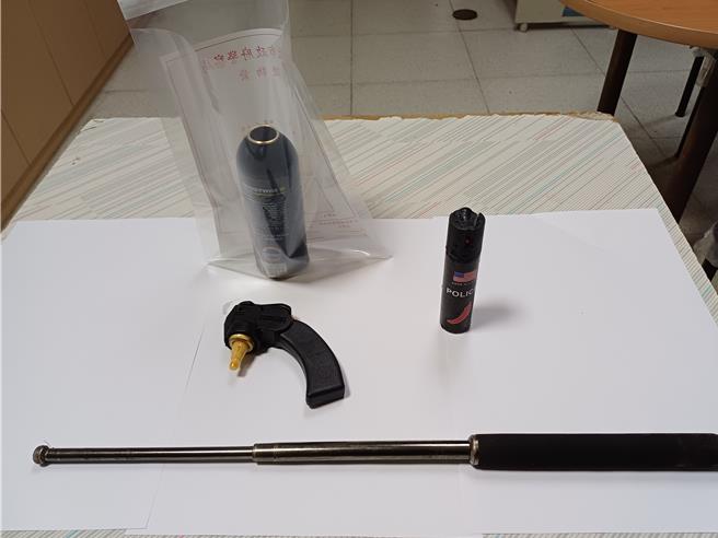 淡水警方於案發1個小時後，查獲所有嫌犯、查扣2瓶辣椒水、1支甩棍。（淡水警分局提供）