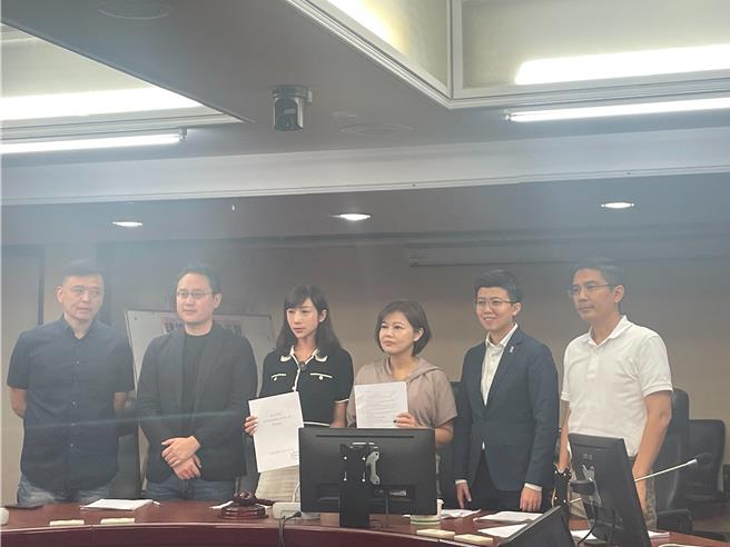 前台北市長柯文哲涉京華城案，台北市議會組成「京華城容積違失案」調查小組，結論與建議30日出爐，並提出5點結論和8項建議。（劉彥宜攝）