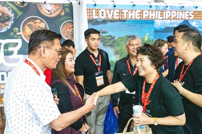 台东县长饶庆铃（左二）提前结束义大利行程，目前搭机返台途中。（台东县政府提供／萧嘉蕙台东传真）