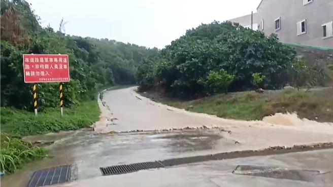 绿岛乡出现泥流瀑布，雨水夹带泥土沙石自山区冲泻而下。（绿岛乡公所提供／萧嘉蕙台东传真）