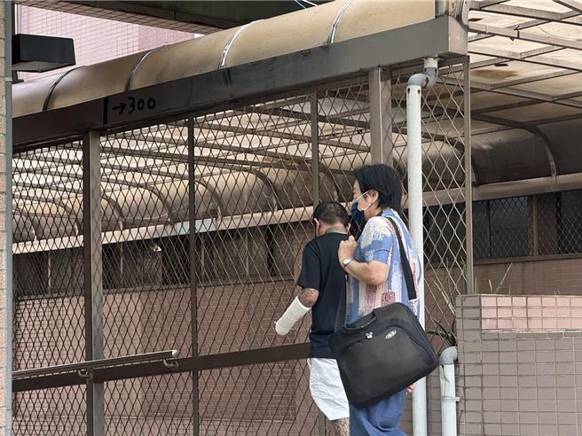 割頸案今（30）日宣判，新北地方法院少年法庭以郭、林兩人在少年觀護所經過多次諮商、晤談後，已漸能覺察而反省自身過錯及不當言行，需教育導正量處少年9年徒刑、少女8年徒刑，圖為郭父與律師。（柯毓庭攝）