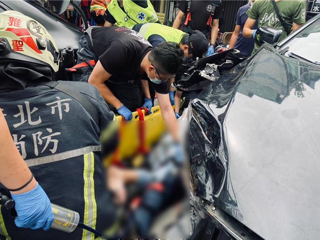 消防人員協助傷者脫困。（新北市消防局提供）