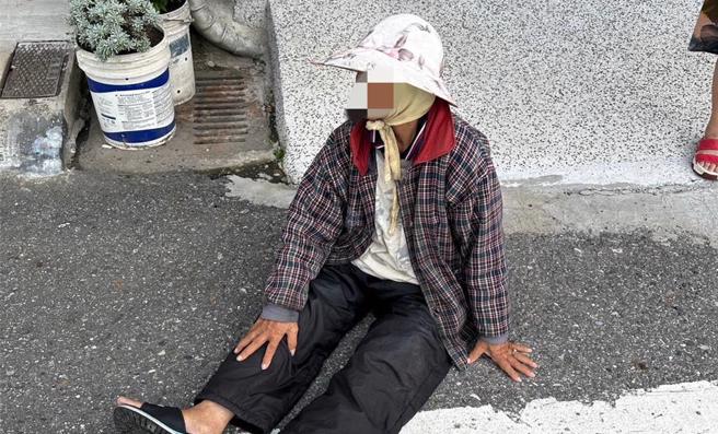 老妇呆坐马路上，警民合作协助返家。(警方提供／吕筱蝉桃园传真)