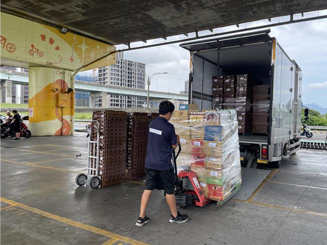 萊爾富三重美堤店進行商品、機台等撤離，預計下午3時撤離本體。（萊爾富提供）