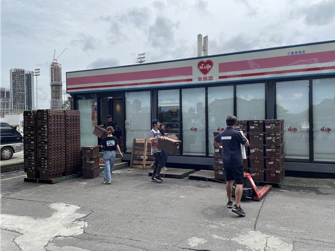 萊爾富三重美堤店進行商品、機台等撤離，預計下午3時撤離本體。（萊爾富提供）