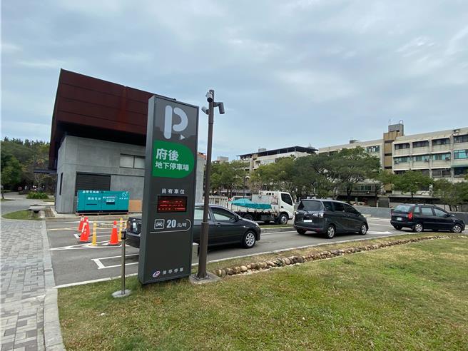 新竹市政府整合包括可查詢停車場（位）的「交通生活」等6大類功能的「新竹通」APP已進入開發最後階段，預計明年上線試營運。（陳育賢攝）