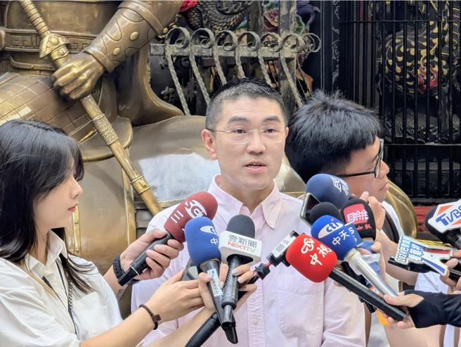 罷團認為基隆市長謝國樑（中）的施政滿意度表現令人失望。（張志康攝）