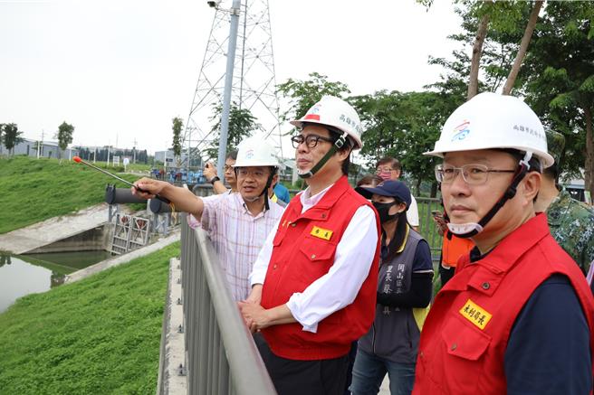 高雄市長陳其邁（前右二）30日上午到五甲尾滯洪池視察防災準備工作。（高雄市水利局提供／林瑞益高雄傳真）