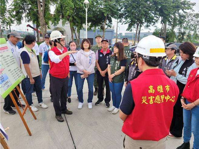 高雄市長陳其邁（左上前）30日上午到五甲尾滯洪池視察防災準備工作，國民黨高雄市議員陸淑美、方信淵與民進黨議員黃秋媖等人陪同。（高雄市水利局提供／林瑞益高雄傳真）