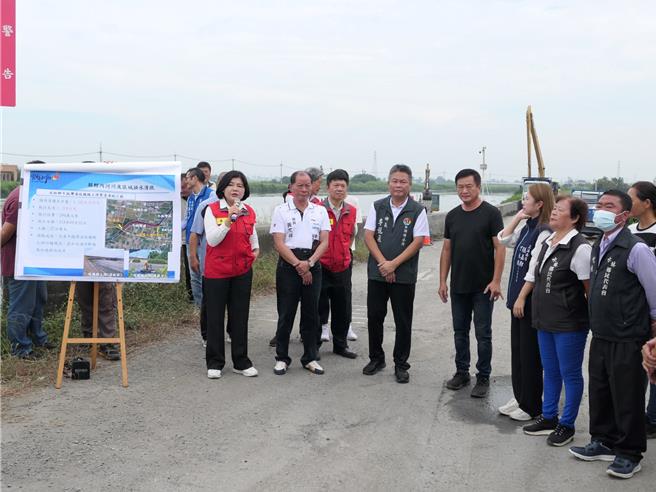 云林县长张丽善（前左一）30日前往水林乡，视查牛挑湾溪瑞穗桥上游紧急清疏工程，强调县府团队已启动全县防汛机制，各大、中、小型移动式抽水机共382台随时待命，全面提升排洪调节能力。（张朝欣摄）