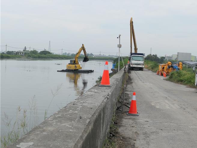 云林县长张丽善率县府团队，30日前往水林乡视查牛挑湾溪瑞穗桥上游紧急清疏工程，强调已启动全县防汛机制，各大、中、小型移动式抽水机共382台随时待命。（张朝欣摄）