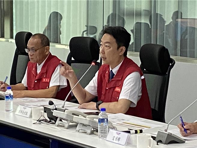 交通部長陳世凱（左）視察公路局緊急應變中心。（陳祐誠攝）