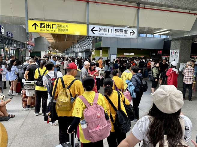 颱風來襲，台鐵北迴先停駛，接著下午南下列車暫停，中午前遊客湧入花蓮車站換票或退票，車站大廳滿滿遊客。（王志偉攝）