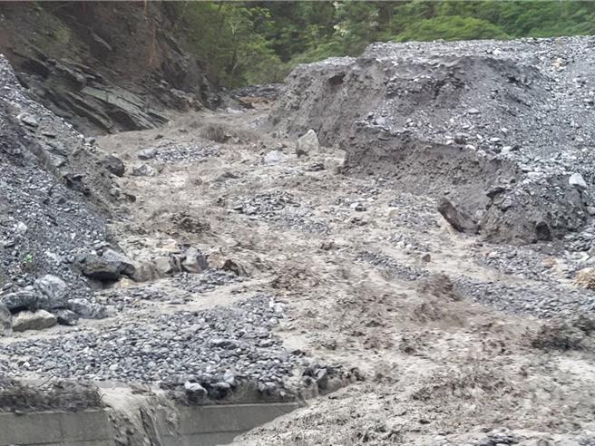 蘇花公路沿途多處土石流，一度有人車受困後撤離，現全線預警性封閉。（花蓮消防局提供／王志偉花蓮傳真）