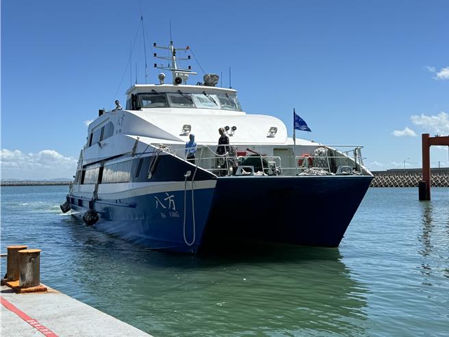 金门县港务处公告，小三通金门–泉州航线因海象不佳，今日航班停航。（于家麒摄）