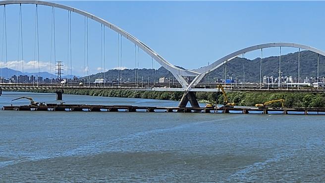 新北市新月橋修復工程刻正施作工作平台及橋梁支撐工程。（新北市高灘處提供）