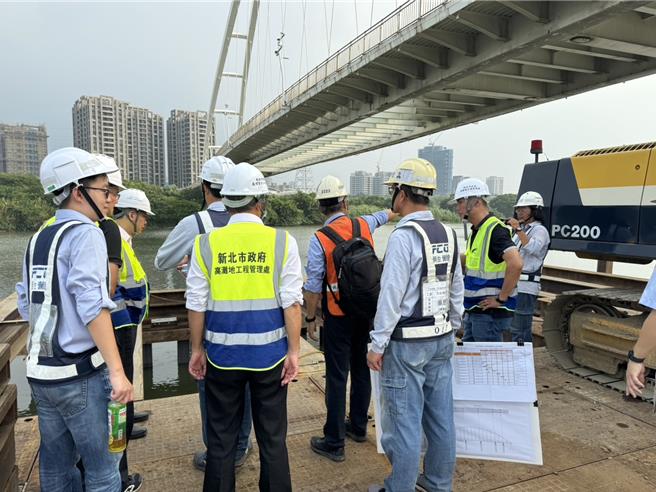 新北市高灘處定期督導新月橋修復工程進度，確保施工安全。（新北市高灘處提供）