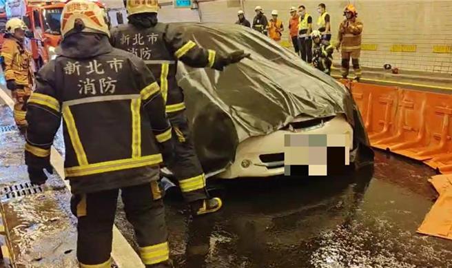 演練模擬1輛電動車於隧道內冒出大量濃煙，消防隊員到場，使用滅火毯覆蓋。（新北市消防局提供）