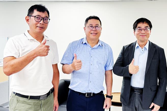 中医大新竹附医副院长阮春荣（左）、院长陈自谅（中）将研发的UrStroke软体系统成果，与美国国家卫生研究院教授范扬政（右）分享。（罗浚滨摄）