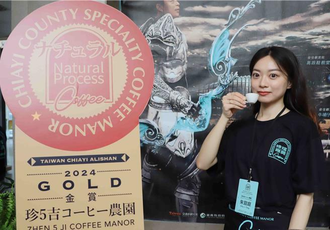 嘉义县长翁章梁10月12日至15日，将再次率领8家嘉义县五星级咖啡业者前往冲绳举办风味推广。(吕妍庭摄)