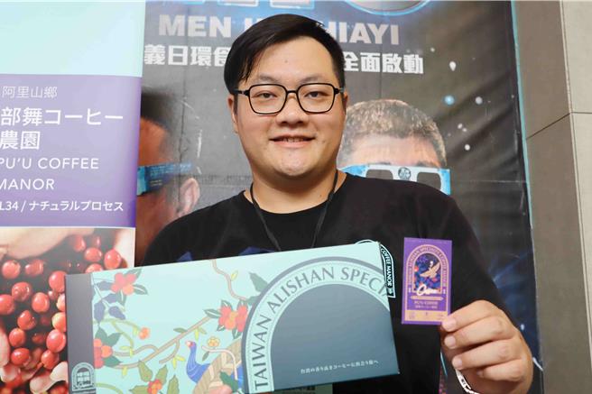 为此次冲绳行，嘉义县政府为8家业者特制日文名片。(吕妍庭摄)