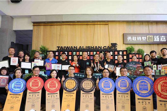 嘉义县长翁章梁10月12日至15日，将再次率领8家嘉义县五星级咖啡业者前往冲绳举办风味推广。(吕妍庭摄)