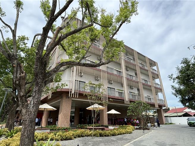 台中市首座市辦民營長照機構：仁愛綜合長照機構由衛生局委託佛教慈濟醫療財團法人經營，提供住宿式長照床200床及失智失能混合的日間照顧60人服務。（馮惠宜攝）