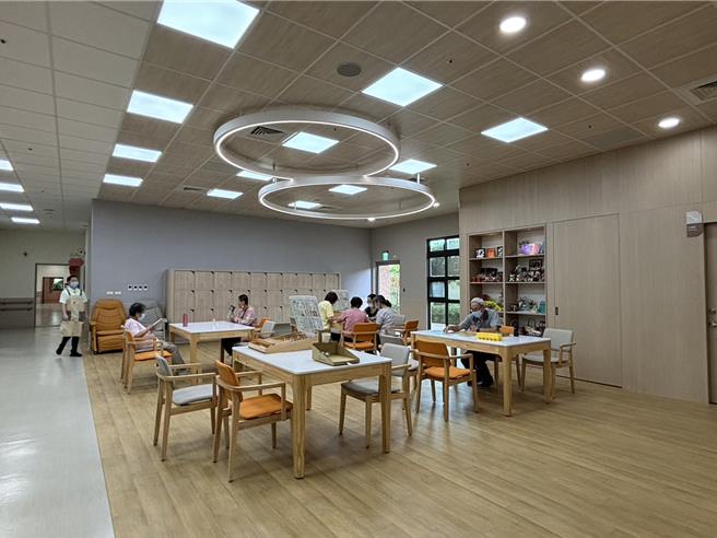 台中市首座市辦民營長照機構：仁愛綜合長照機構由衛生局委託佛教慈濟醫療財團法人經營，除提供住宿式長照床200床，也提供失智失能混合的日間照顧60人服務。（馮惠宜攝）