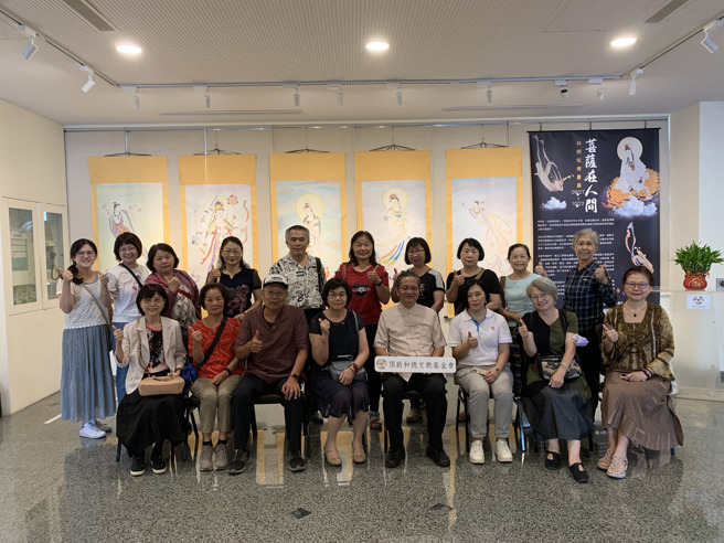 林炳坵老师(手持基金会图卡者)与臺中市清溪新文艺学会理事、会员；永靖心象画会许孟庭会长(前排右二)与顶新和德文教基金会邱慧珊副执行长(前排右三)等贵宾一同合影留念。（取自顶新和德文教基金会脸书）