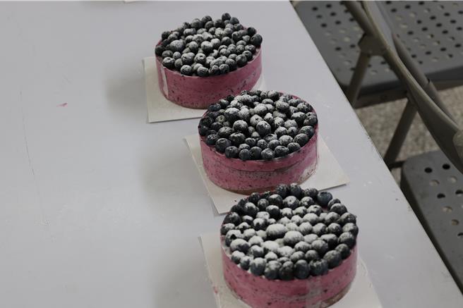 苗栗县后龙镇大力推广栽植蓝莓，用蓝莓作成蛋糕。（谢明俊摄）