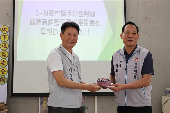 苗栗县后龙镇大力推广栽植蓝莓，镇长谢清辉大力推廌蓝莓蛋糕。（谢明俊摄）