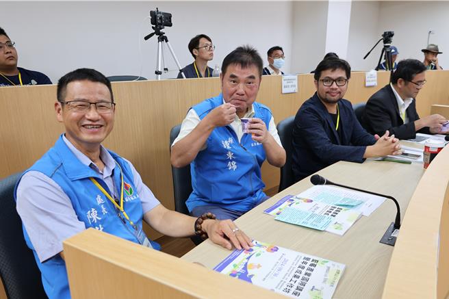 国产蓝莓制成冰淇淋，美味可口，苗栗县长锺东锦试吃后讚不绝口。（谢明俊摄）