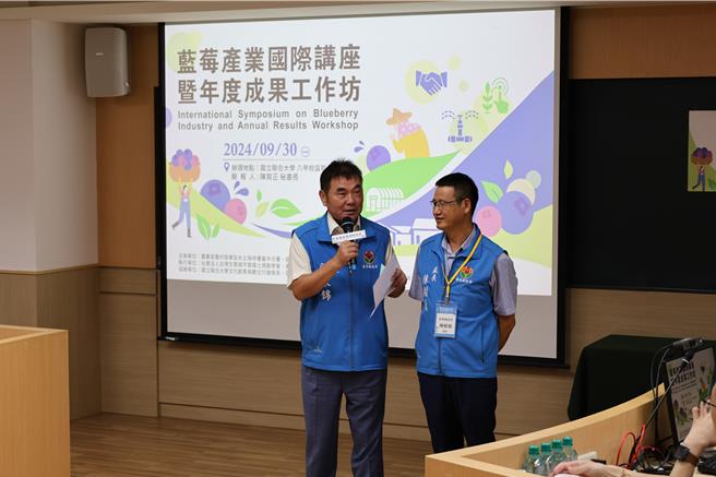 农业部水保署结合民间青农组成蓝莓大联盟，全力推广蓝莓栽种，30日在联合大学召开成果发表会，苗栗县长锺东锦鼓励青农投入栽种。（谢明俊摄）