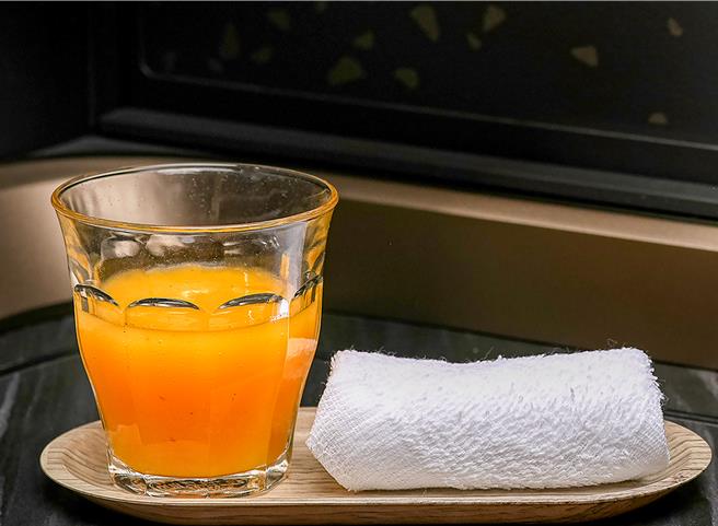 新款头等及商务舱迎宾饮料「凤梨芒果综合果汁」将于11月正式登场。（星宇航空提供／陈麒全桃园机场传真）