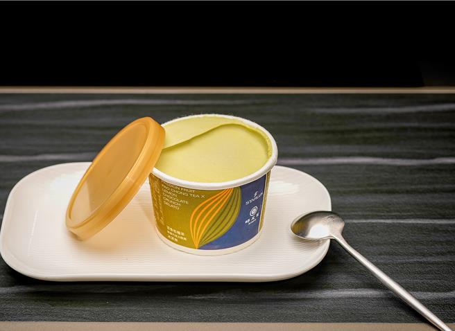 蜷尾家全新冰品「百香包种茶冰」抢鲜登机。（星宇航空提供／陈麒全桃园机场传真）