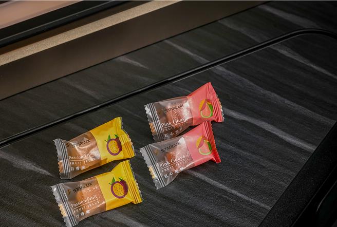 果实软糖选用红心芭乐及百香果两种水果软糖。（星宇航空提供／陈麒全桃园机场传