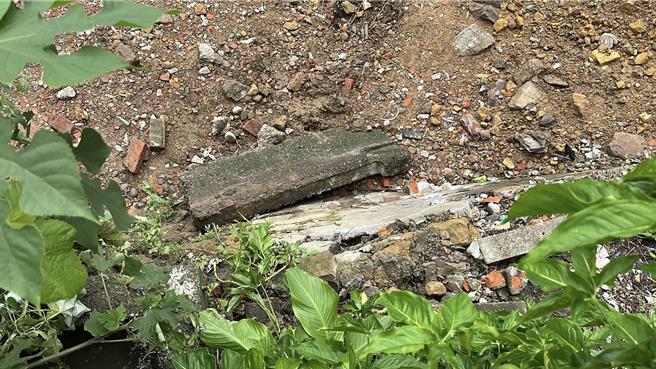 基隆市中山區一處工地30日上午發生老舊擋土牆倒塌意外，造成一名工人壓傷，所幸沒有生命危險。（翻攝照片／張志康基隆傳真）