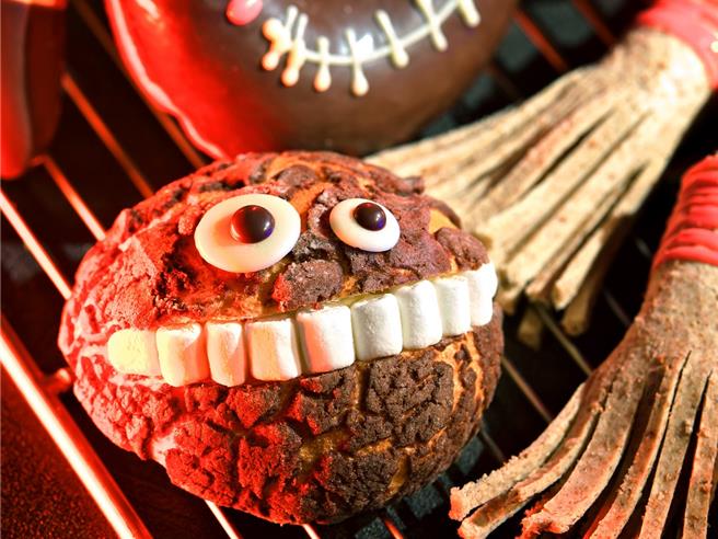 巧克力控絕不能錯過的「萌萌鬼」新品，綿密的內餡搭配棉花糖的外觀，暗黑系爆棚商品。（神旺普諾麵包坊提供／吳娮翎台北傳真）