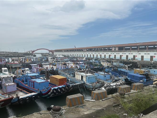 中颱山陀儿来袭，桃园市竹围、永安渔港渔船及胶筏，纷纷入港躲避颱风。（吕筱蝉摄）