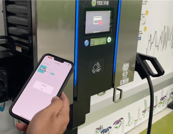 YES！来电在7月正式推出的「随插即充」服务，持续在全台超过60处自建站导入该功能，用以解决每次充电需打开APP、完成扫码才启动充电等繁琐流程的痛点。（裕电提供）