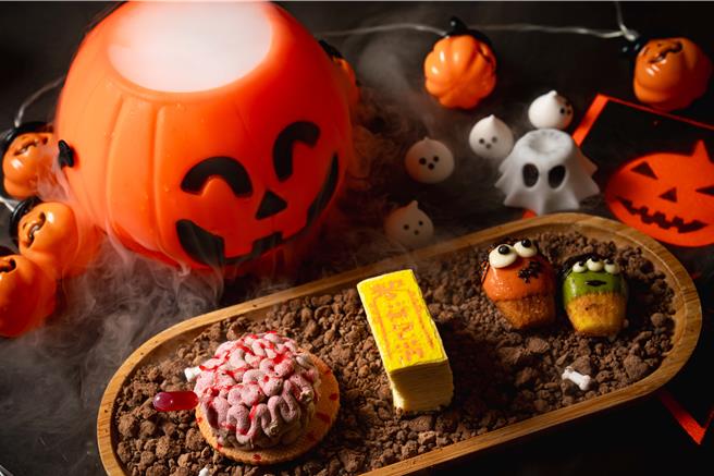 精緻糕點小舖The Deli「萬聖限定甜點三入組」：腦漿慕斯、符咒千層蛋糕、木乃伊瑪德蓮。（大溪笠復威斯汀提供）