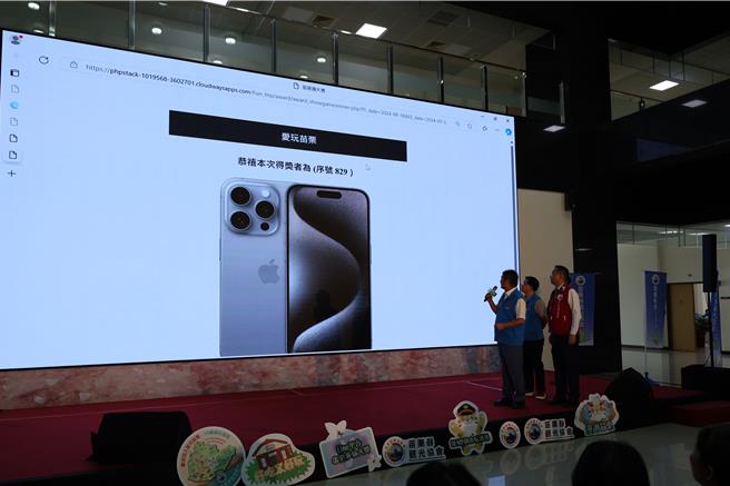 苗栗縣政府文觀局及苗栗縣觀光協會30日公布「愛玩苗栗」Line平台，向大眾介紹平台的建置與功能，並由苗栗縣長鍾東錦主持抽獎。（謝明俊攝）