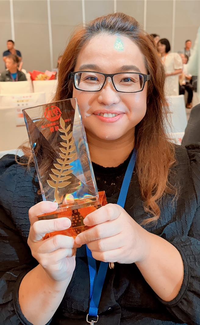 苗栗縣竹南鎮君毅中學老師林明慧榮獲第13屆教育大愛菁師獎。（君毅中學提供／謝明俊苗栗傳真）