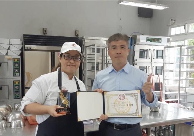 苗栗縣竹南鎮君毅中學老師林明慧榮獲第13屆教育大愛菁師獎，副校長江政昌肯定林明慧對學生全心付出。（君毅中學提供／謝明俊苗栗傳真）