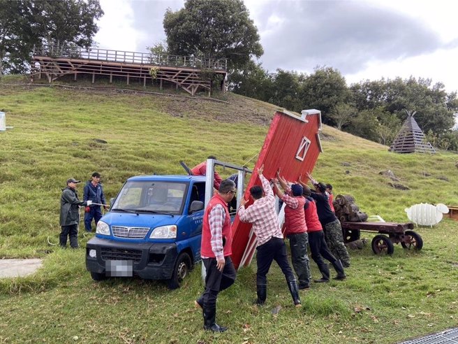 山陀兒颱風進逼，山區出現強陣風，清境農場進行防颱準備，將風車及裝置藝術拆卸或放倒。（清境農場提供／楊靜茹南投傳真）