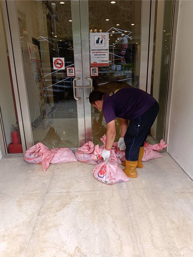 清境農場國民賓館預防性勸離住宿旅客，並在各門縫堆置沙包進行防颱準備。（清境農場提供／楊靜茹南投傳真）
