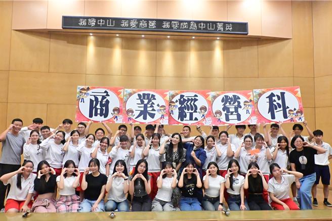 侨委会产携专班高端顶尖奖学金，全国共54个名额，其中，高雄中山工商侨生有14位获奖，每人获15万元奖学金。（中山工商提供／纪爰高雄传真）