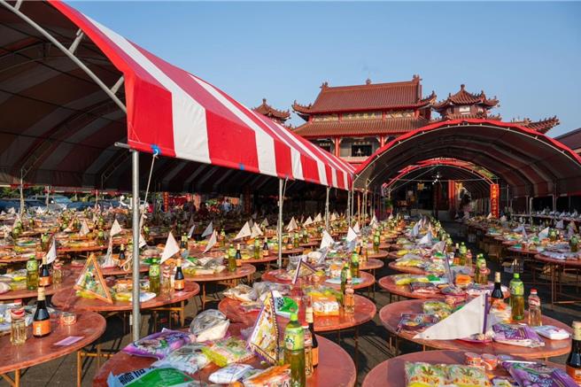 法会第2天主要超渡有缘亡灵，民眾可为已逝亲人或毛孩报名，去年光毛小孩供桌就有好几桌。(天德宝宫妙修堂提供／吕妍庭嘉义传真)